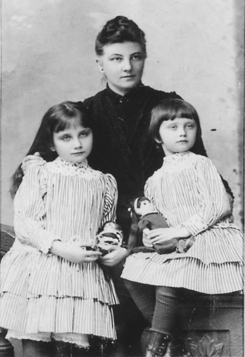 Aniela Zagorska Sr with her daughters Aniela and Karola